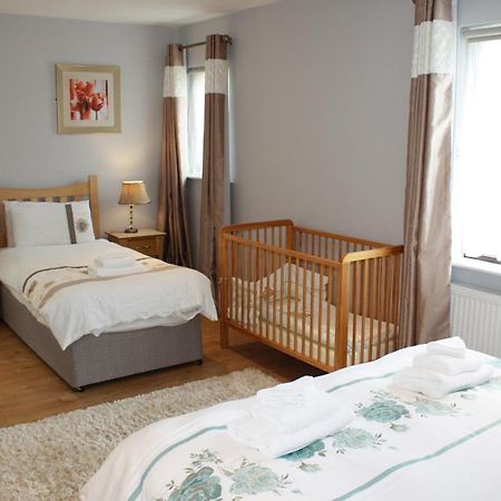 Town Centre Location -Free Private Parking -Luxury 4 Bedroom House All En-Suite With Power Showers -Full Kitchen, 2 Living Rooms - Great Location - Shops And Restaurants 3-Minute Walk -Fast Wi-Fi -Sleeps 9 Guests Killarney Exterior foto