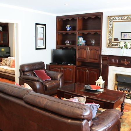 Town Centre Location -Free Private Parking -Luxury 4 Bedroom House All En-Suite With Power Showers -Full Kitchen, 2 Living Rooms - Great Location - Shops And Restaurants 3-Minute Walk -Fast Wi-Fi -Sleeps 9 Guests Killarney Exterior foto