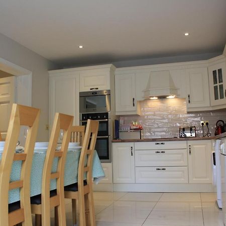 Town Centre Location -Free Private Parking -Luxury 4 Bedroom House All En-Suite With Power Showers -Full Kitchen, 2 Living Rooms - Great Location - Shops And Restaurants 3-Minute Walk -Fast Wi-Fi -Sleeps 9 Guests Killarney Exterior foto