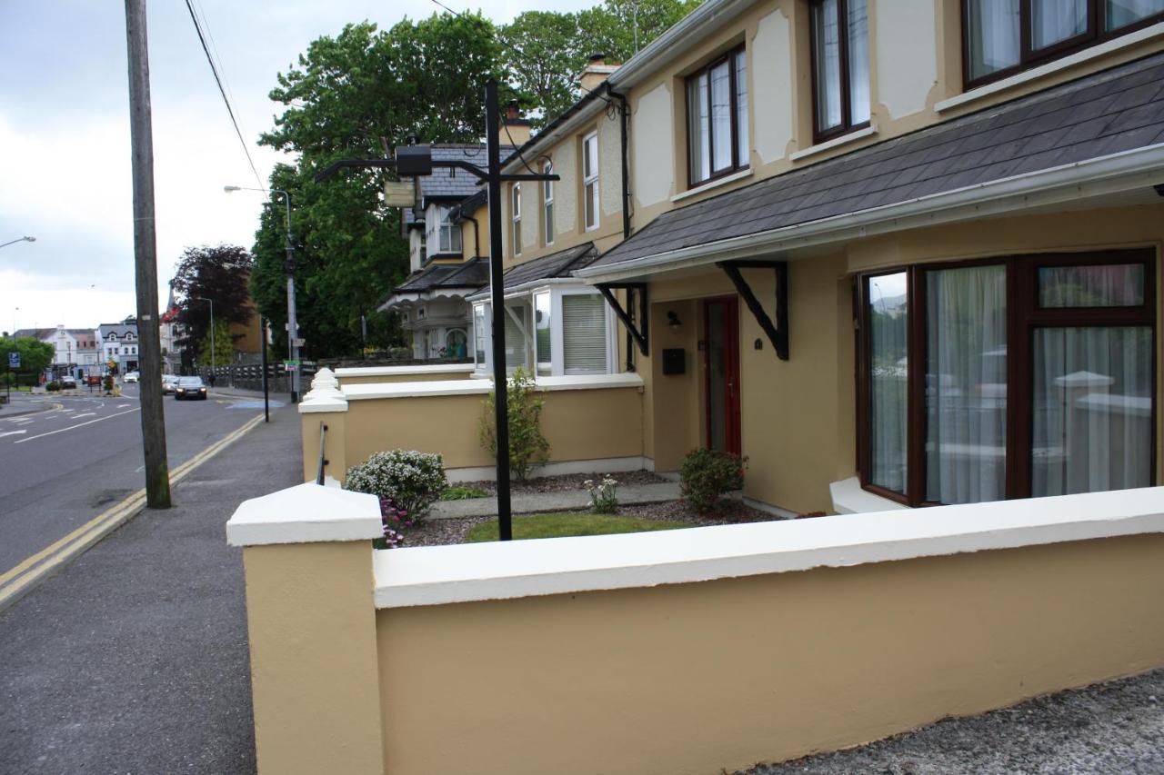 Town Centre Location -Free Private Parking -Luxury 4 Bedroom House All En-Suite With Power Showers -Full Kitchen, 2 Living Rooms - Great Location - Shops And Restaurants 3-Minute Walk -Fast Wi-Fi -Sleeps 9 Guests Killarney Exterior foto