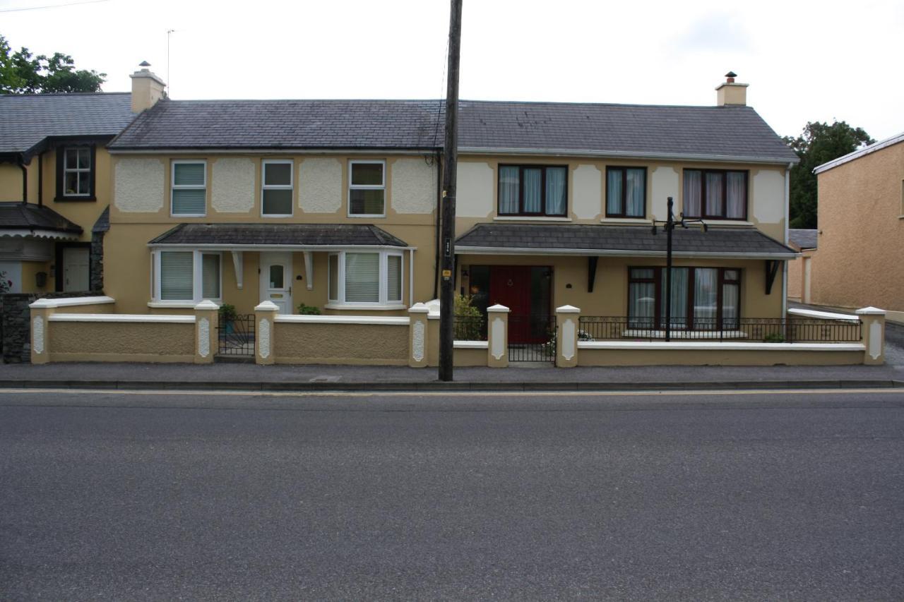Town Centre Location -Free Private Parking -Luxury 4 Bedroom House All En-Suite With Power Showers -Full Kitchen, 2 Living Rooms - Great Location - Shops And Restaurants 3-Minute Walk -Fast Wi-Fi -Sleeps 9 Guests Killarney Exterior foto