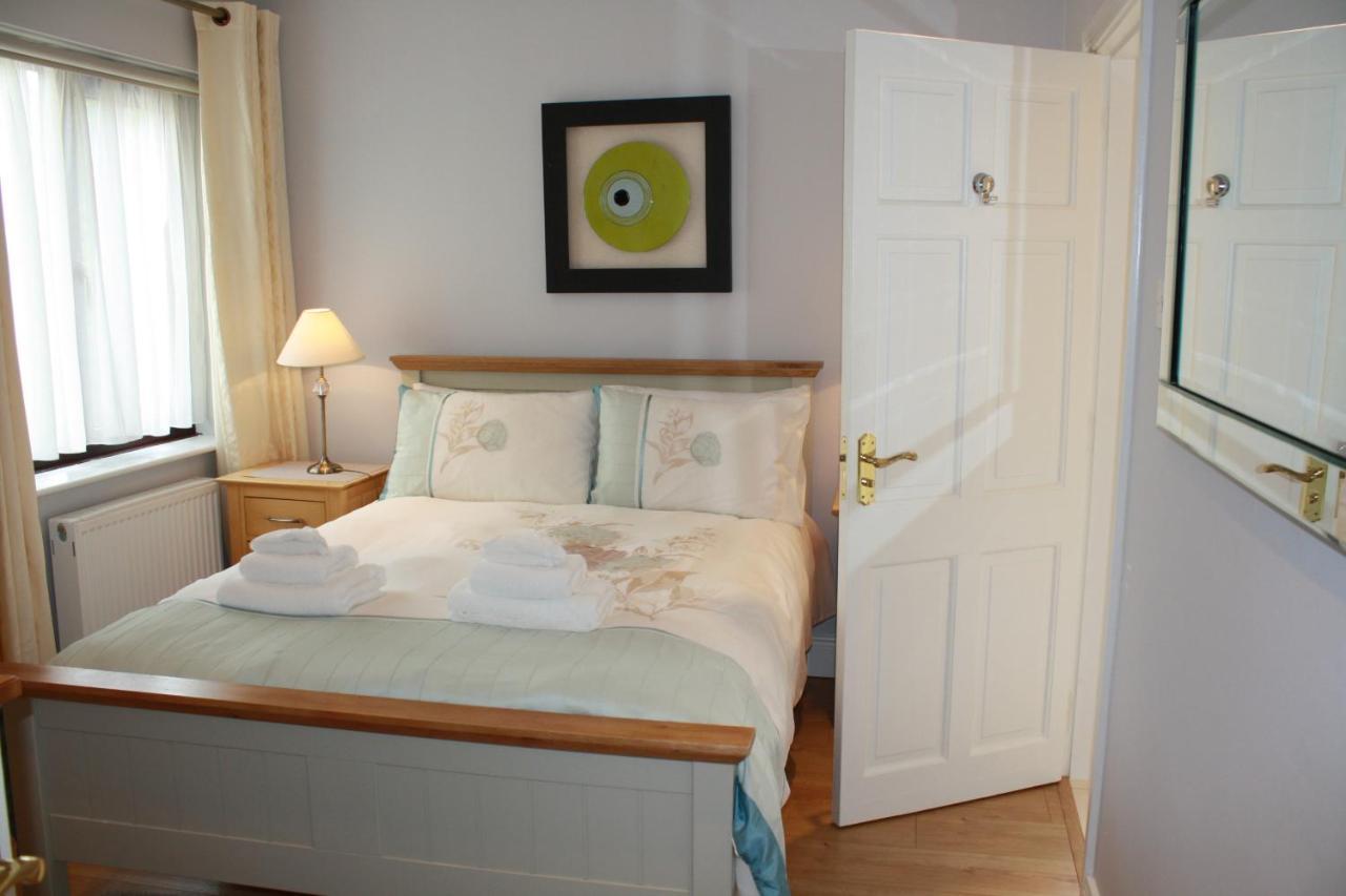 Town Centre Location -Free Private Parking -Luxury 4 Bedroom House All En-Suite With Power Showers -Full Kitchen, 2 Living Rooms - Great Location - Shops And Restaurants 3-Minute Walk -Fast Wi-Fi -Sleeps 9 Guests Killarney Exterior foto
