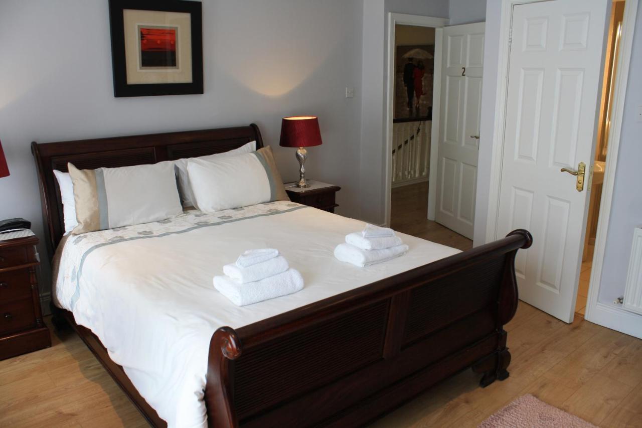Town Centre Location -Free Private Parking -Luxury 4 Bedroom House All En-Suite With Power Showers -Full Kitchen, 2 Living Rooms - Great Location - Shops And Restaurants 3-Minute Walk -Fast Wi-Fi -Sleeps 9 Guests Killarney Exterior foto