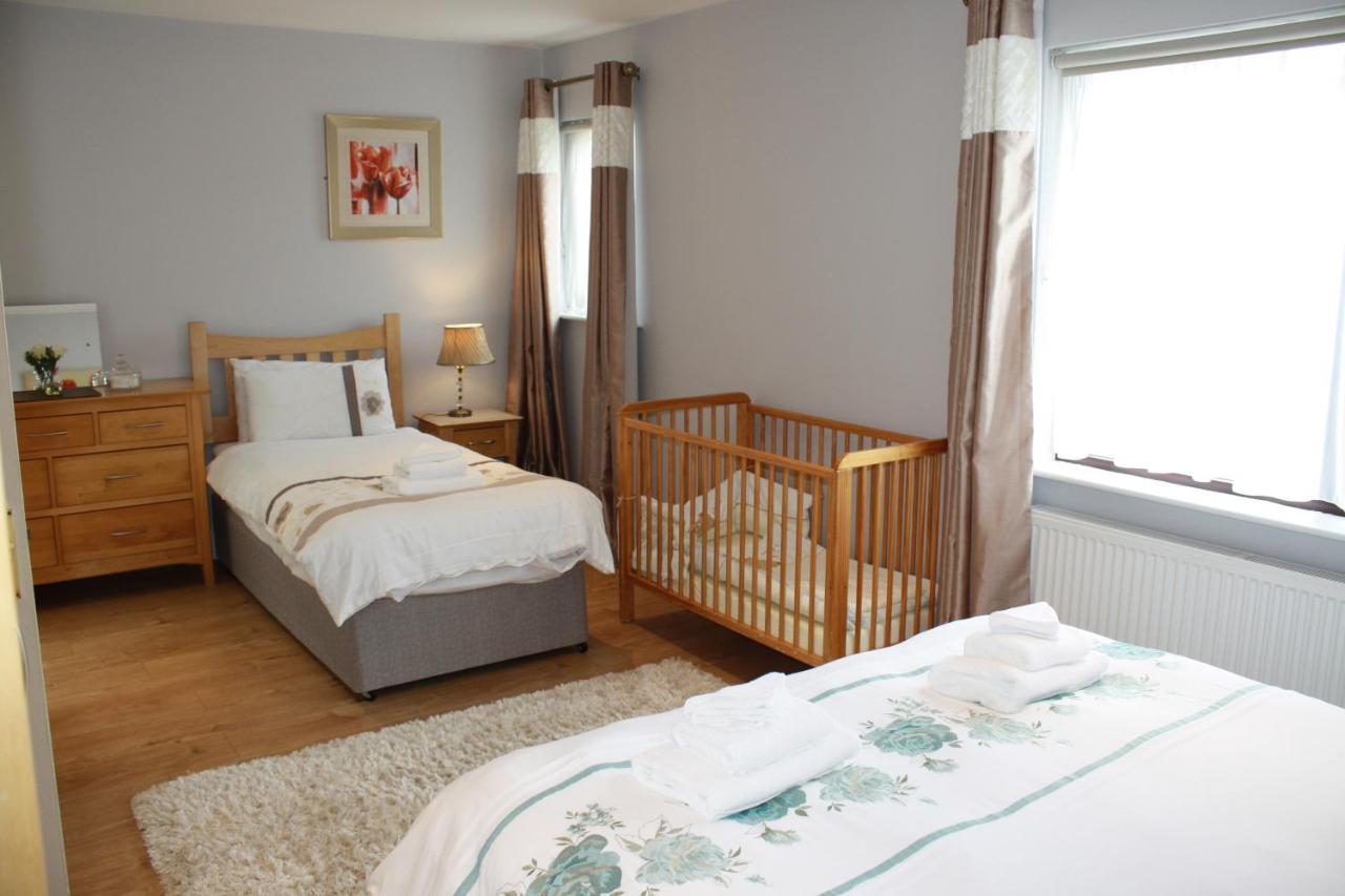 Town Centre Location -Free Private Parking -Luxury 4 Bedroom House All En-Suite With Power Showers -Full Kitchen, 2 Living Rooms - Great Location - Shops And Restaurants 3-Minute Walk -Fast Wi-Fi -Sleeps 9 Guests Killarney Exterior foto