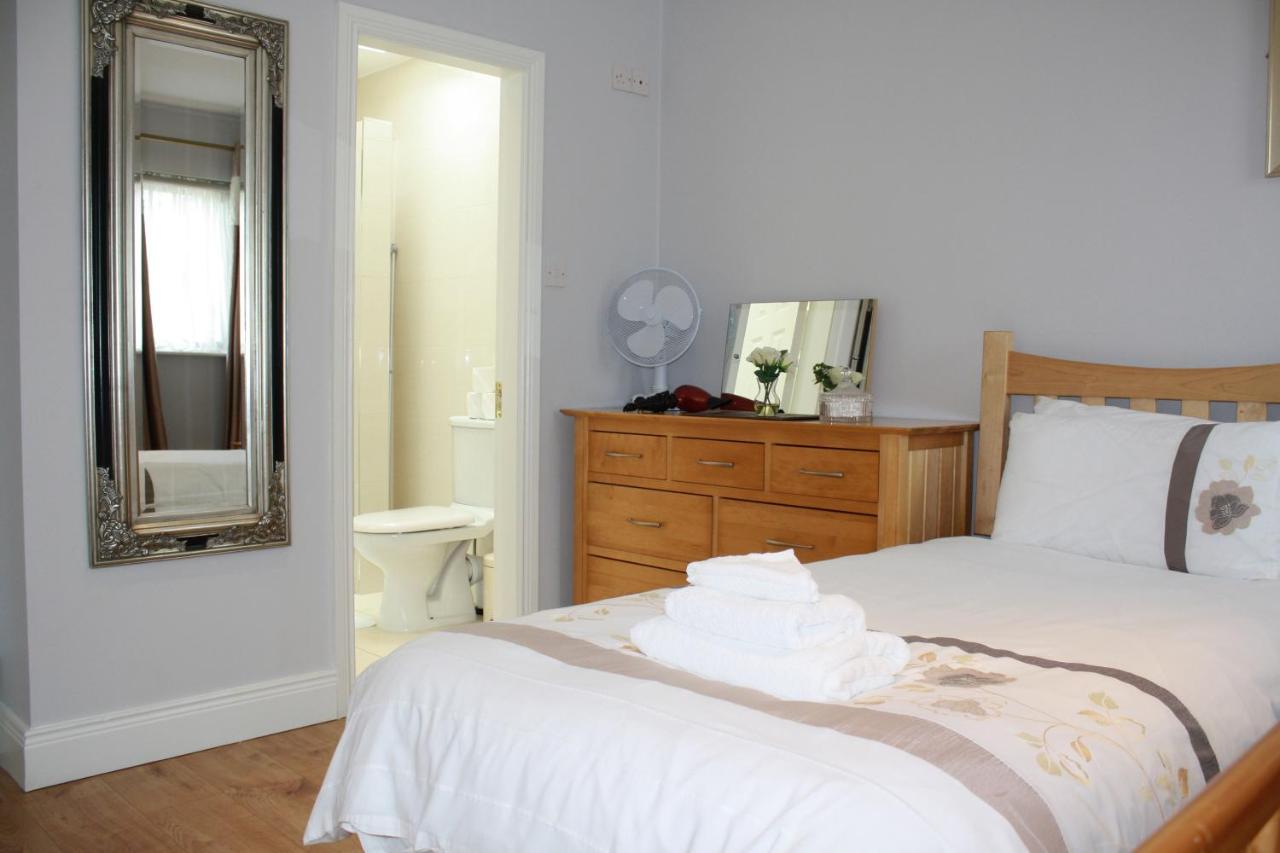Town Centre Location -Free Private Parking -Luxury 4 Bedroom House All En-Suite With Power Showers -Full Kitchen, 2 Living Rooms - Great Location - Shops And Restaurants 3-Minute Walk -Fast Wi-Fi -Sleeps 9 Guests Killarney Exterior foto