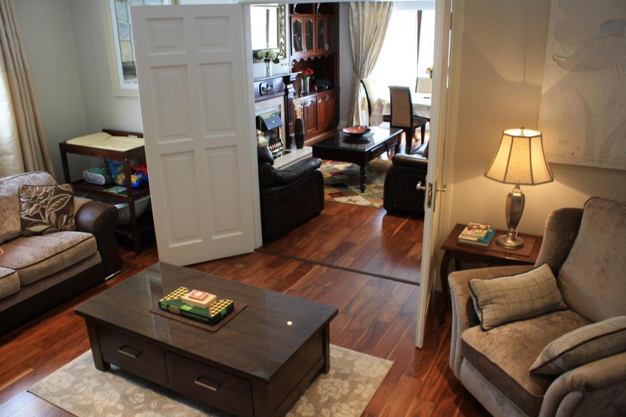 Town Centre Location -Free Private Parking -Luxury 4 Bedroom House All En-Suite With Power Showers -Full Kitchen, 2 Living Rooms - Great Location - Shops And Restaurants 3-Minute Walk -Fast Wi-Fi -Sleeps 9 Guests Killarney Exterior foto