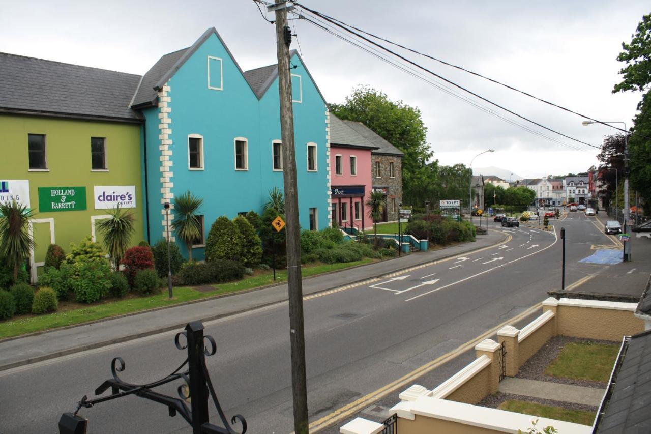 Town Centre Location -Free Private Parking -Luxury 4 Bedroom House All En-Suite With Power Showers -Full Kitchen, 2 Living Rooms - Great Location - Shops And Restaurants 3-Minute Walk -Fast Wi-Fi -Sleeps 9 Guests Killarney Exterior foto