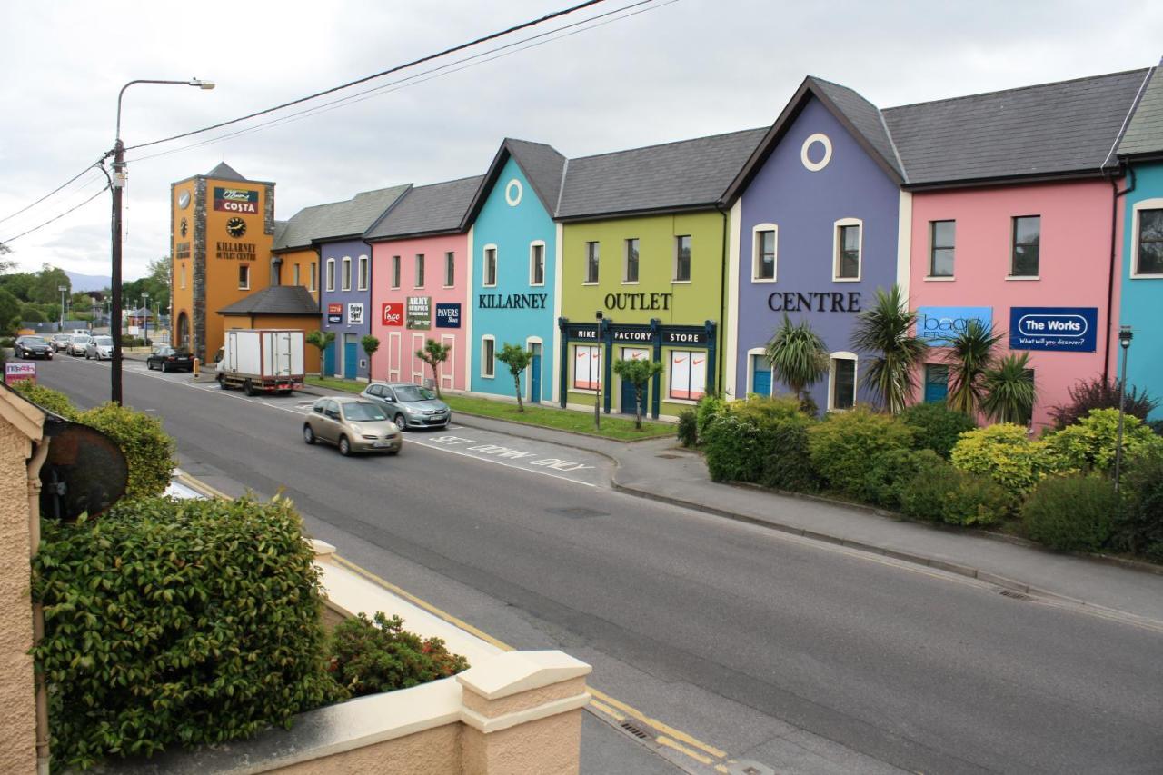 Town Centre Location -Free Private Parking -Luxury 4 Bedroom House All En-Suite With Power Showers -Full Kitchen, 2 Living Rooms - Great Location - Shops And Restaurants 3-Minute Walk -Fast Wi-Fi -Sleeps 9 Guests Killarney Exterior foto