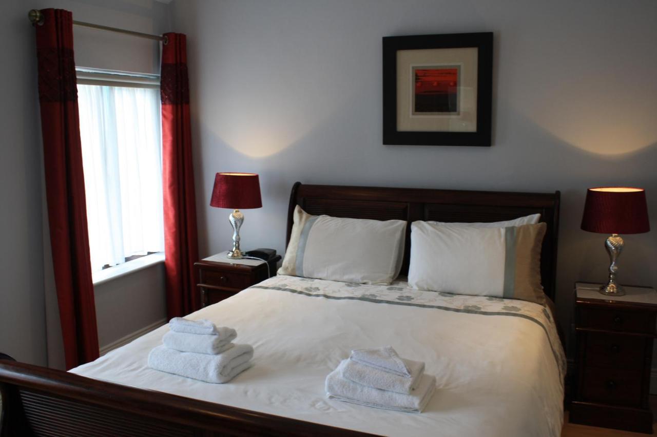 Town Centre Location -Free Private Parking -Luxury 4 Bedroom House All En-Suite With Power Showers -Full Kitchen, 2 Living Rooms - Great Location - Shops And Restaurants 3-Minute Walk -Fast Wi-Fi -Sleeps 9 Guests Killarney Exterior foto
