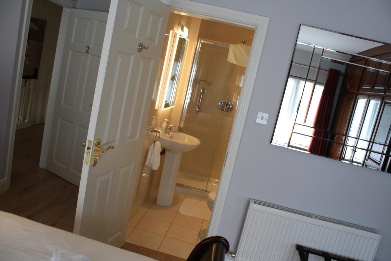 Town Centre Location -Free Private Parking -Luxury 4 Bedroom House All En-Suite With Power Showers -Full Kitchen, 2 Living Rooms - Great Location - Shops And Restaurants 3-Minute Walk -Fast Wi-Fi -Sleeps 9 Guests Killarney Exterior foto
