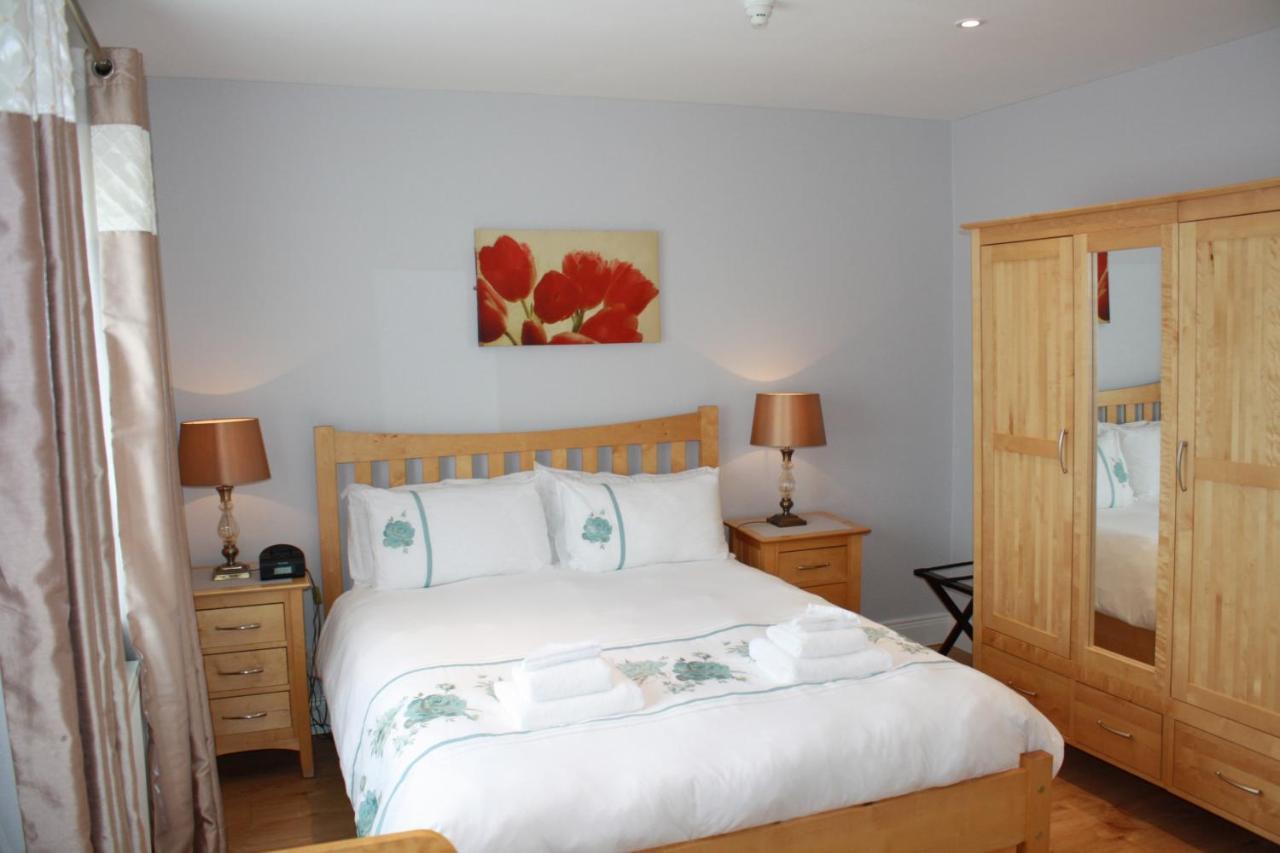 Town Centre Location -Free Private Parking -Luxury 4 Bedroom House All En-Suite With Power Showers -Full Kitchen, 2 Living Rooms - Great Location - Shops And Restaurants 3-Minute Walk -Fast Wi-Fi -Sleeps 9 Guests Killarney Exterior foto