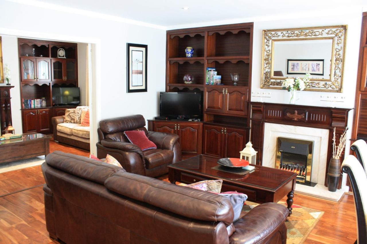 Town Centre Location -Free Private Parking -Luxury 4 Bedroom House All En-Suite With Power Showers -Full Kitchen, 2 Living Rooms - Great Location - Shops And Restaurants 3-Minute Walk -Fast Wi-Fi -Sleeps 9 Guests Killarney Exterior foto