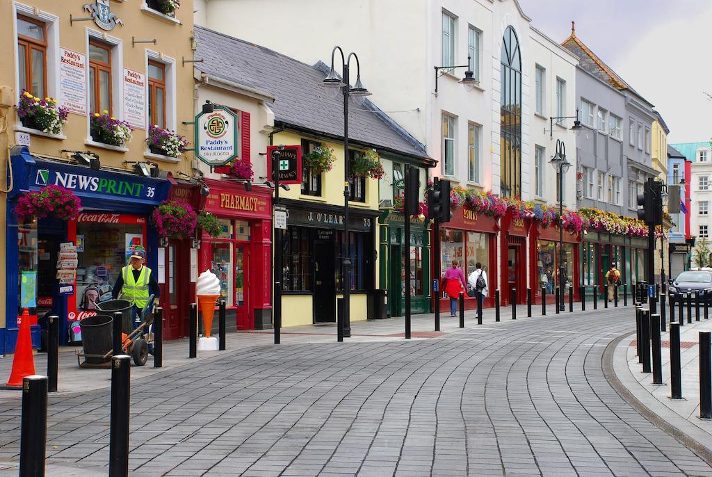 Town Centre Location -Free Private Parking -Luxury 4 Bedroom House All En-Suite With Power Showers -Full Kitchen, 2 Living Rooms - Great Location - Shops And Restaurants 3-Minute Walk -Fast Wi-Fi -Sleeps 9 Guests Killarney Habitación foto