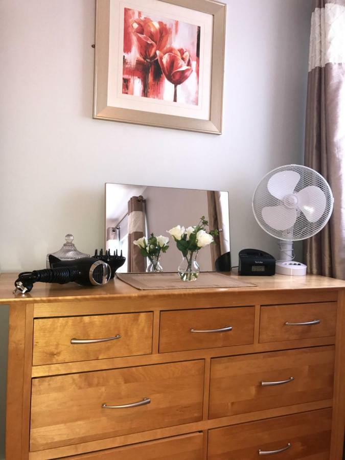 Town Centre Location -Free Private Parking -Luxury 4 Bedroom House All En-Suite With Power Showers -Full Kitchen, 2 Living Rooms - Great Location - Shops And Restaurants 3-Minute Walk -Fast Wi-Fi -Sleeps 9 Guests Killarney Exterior foto