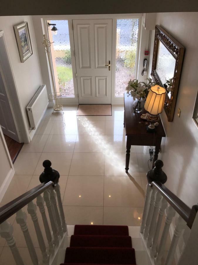 Town Centre Location -Free Private Parking -Luxury 4 Bedroom House All En-Suite With Power Showers -Full Kitchen, 2 Living Rooms - Great Location - Shops And Restaurants 3-Minute Walk -Fast Wi-Fi -Sleeps 9 Guests Killarney Exterior foto